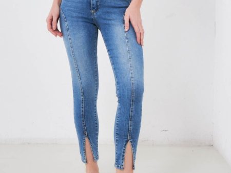 Jeans con spacchi Online